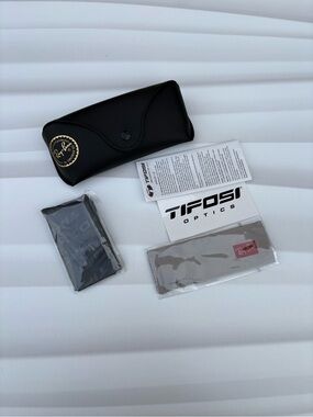 Ray-Ban Black Leather Clamshell Eyeglass/ Sunglass Case, Snap Closure Brand New